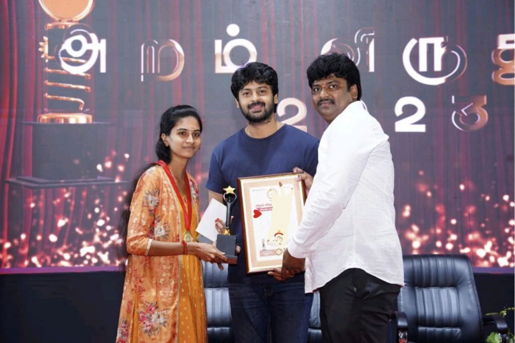 Veni's Aari Creations founder receiving a national-level award on stage